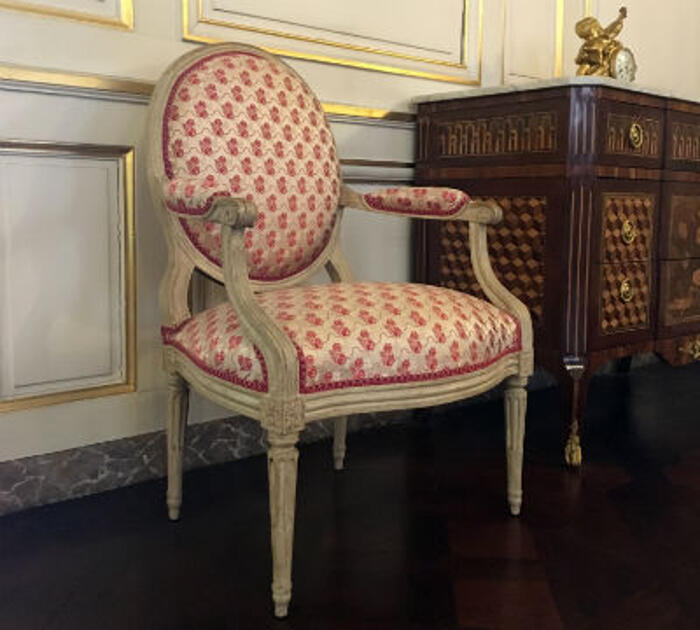 Fauteuil en médaillon Louis XVI dans le salon de compagnie de l'Hôtel de Lalande<br/> &copy;  madd Bordeaux
