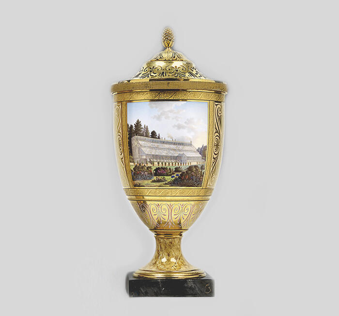 Vase pot-pourri de la Manufacture royale de porcelaine de Berlin, offert par la reine Louise de Prusse à l’impératrice Joséphine,  vue de la serre chaude de Malmaison<br/>