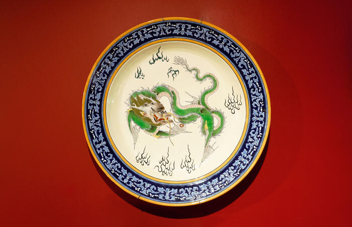 Plat à décor de dragon chinois, manufacture J. Vieillard & Cie, 1845 - 1895<br/> &copy; madd-bordeaux - I. Gaspar Ibeas