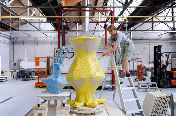 Clémence van Lunen vérifiant la largeur d’un des vases des fontaines de Bacalan dans l’atelier EKWC (Pays-Bas), 2017 <br/> &copy; François Point