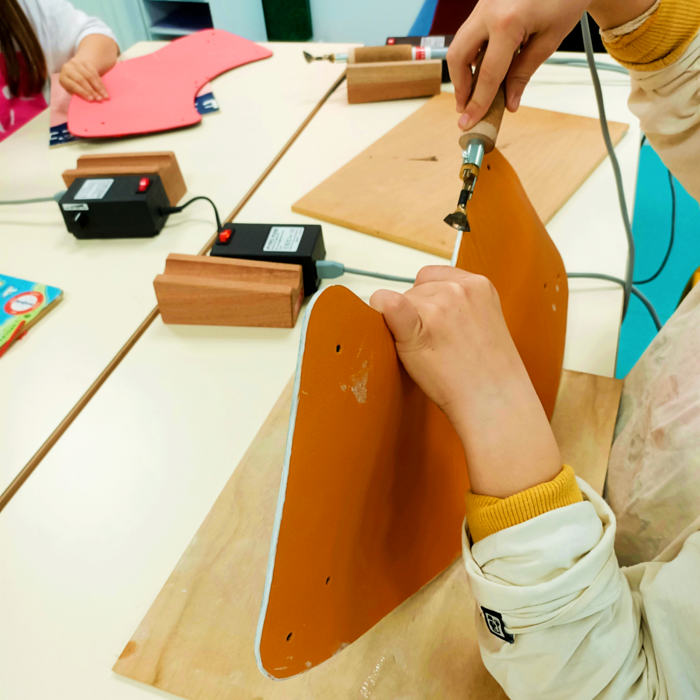 Atelier maroquinerie « création d’une lampe en cuir » avec les élèves de CM1/CM2 de l’Ecole Saint-Vincent-de-Paul située à Bordeaux (33)<br/> &copy; madd-bordeaux