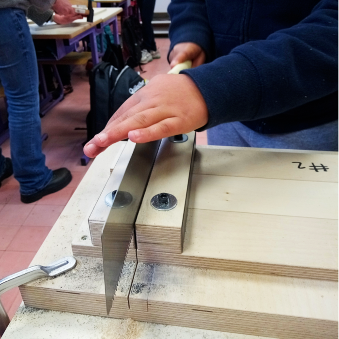 Atelier ébénisterie « création d’une lampe en bois » avec les élèves de CM2 de l’Ecole Lafon Féline située au Bouscat (33)<br/> &copy; madd-bordeaux